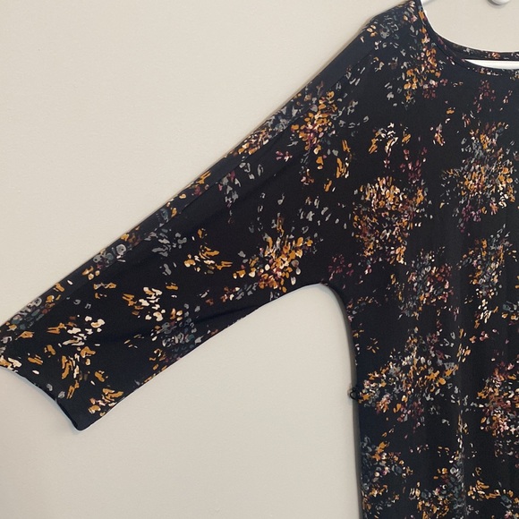 NWT Le Chateau long sleeve belted flower print dress. Size M. - Picture 4 of 9